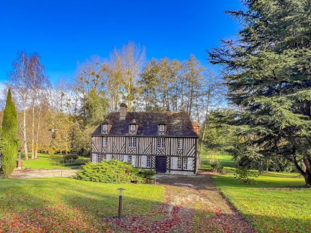 Un beau manoir dans un parc valloné avec ruisseau du Pays d'Auge