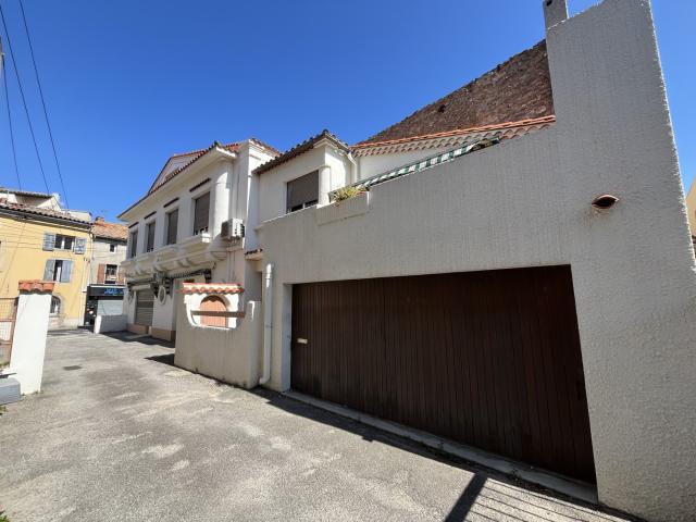 Un beau local commercial, un grand garage et un grand appartement avec terrasse