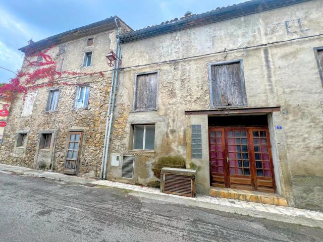 Un Bien Unique Plein de Potentiel dans un village avec un Ca. 250m² Sainte Colombe Sur L'hers
