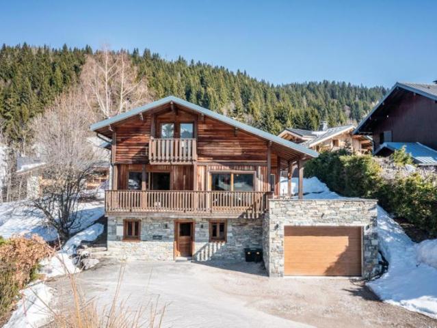 Un chalet alpin magnifiquement aménagé offrant une vue panoramique, idéalement situé à Chavannes