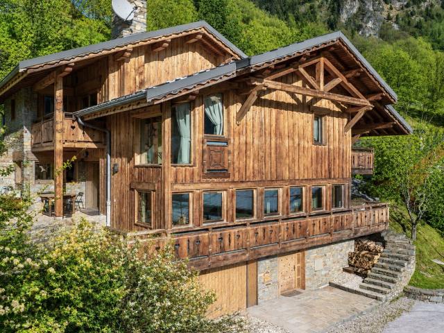 Un chalet exceptionnel face aux sommets montagneux 172m² Champagny en Vanoise La Plagne
