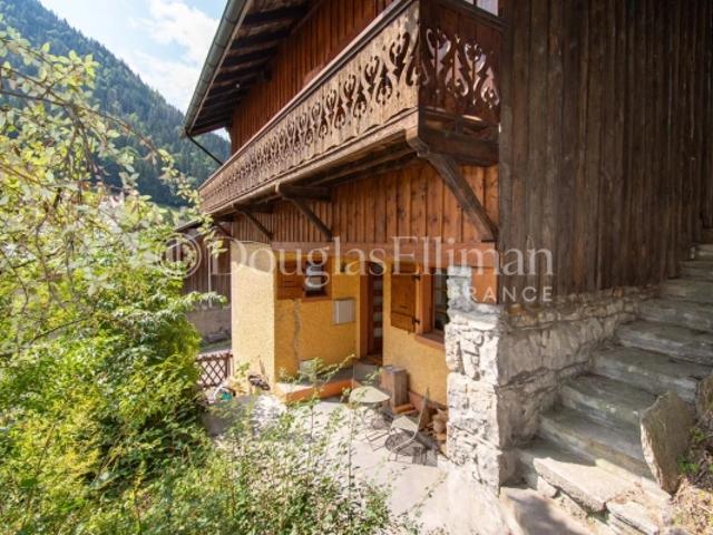 Un chalet traditionnel de 6 chambres et 4 salles de bain dans un hameau recherché proche du centre de Morzine