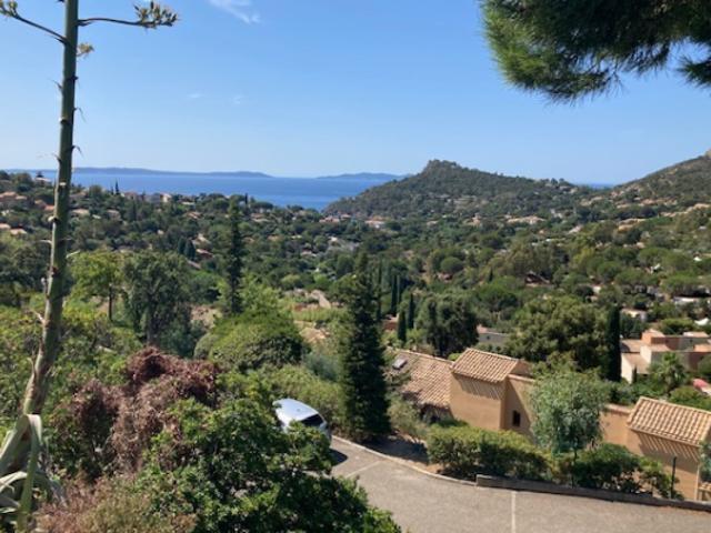 Un cocon sécurisé au coeur d'un parc avec piscine