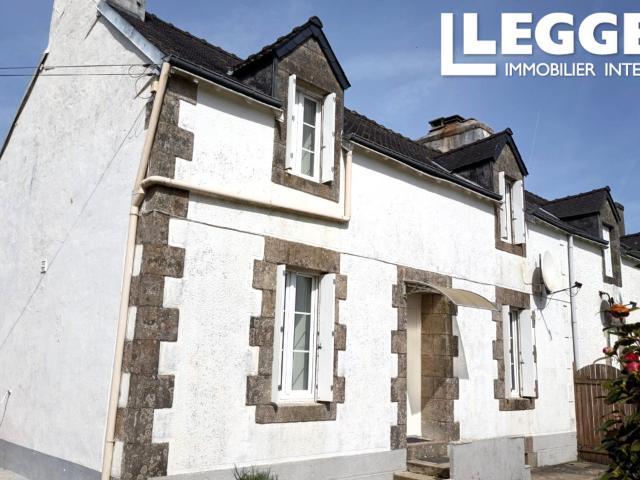 Un cottage récemment rénové se trouve dans un endroit calme et offre de belles vues sur la campagne