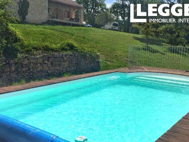 Un domaine avec un magnifique vue de plus de 2.7 ha avec maison, piscine et écurie