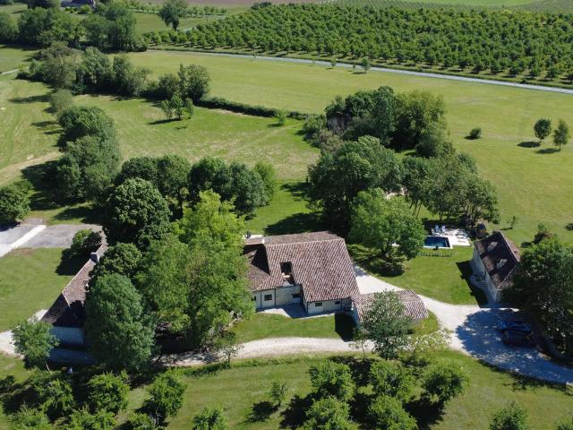 Un domaine d’exception en Dordogne avec trois maisons de car. 400m² Beaumontois en Périgord