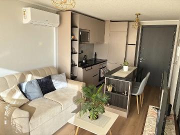Un dormitorio amoblado con bodega