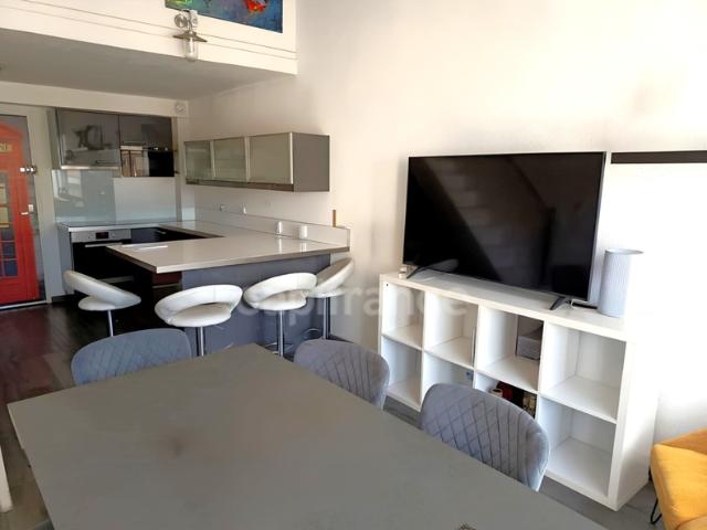 Un duplex confidentiel en dernier étage, au cœur d’une impasse prisée. 52 m² lumineux, grande pièce de vie, deux chambres, salle d’eau moderne. Un bien rare à deux pas du port