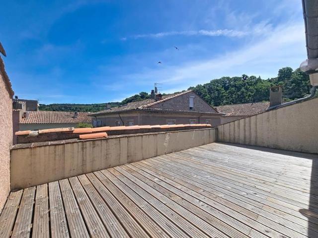 Un duplex avec terrasse et vue dégagée, offrant de beaux volumes en plein coeur de Bédarieux