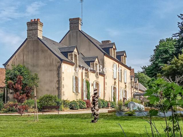 Un élégant manoir du 18e s. et sa piscine sur 5 ha de parc à. 470m² Alençon