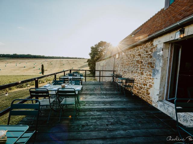 Un emplacement rare à Saint Langis lès Mortagne: un restaurant les pieds dans l’eau, pensé pour séduire une clientèle en quête d’exception