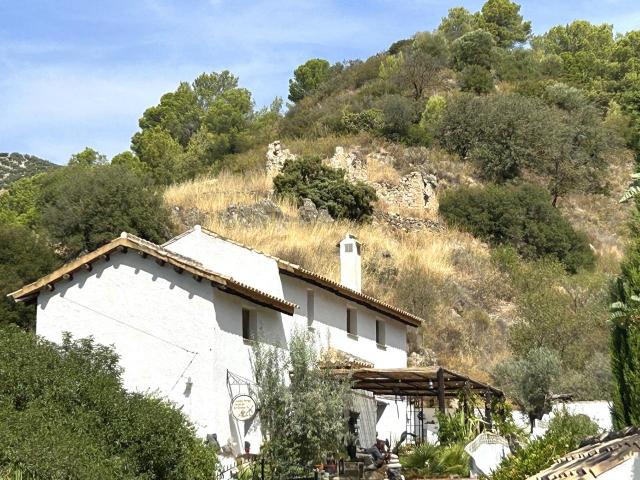 Un encantador y muy característico cortijo de piedra de 3 dormitorios con 2.515 m2 de terreno en un promontorio con impresionantes vistas en todas las direcciones