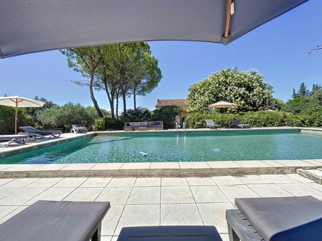 Un ensemble de deux maisons avec piscine