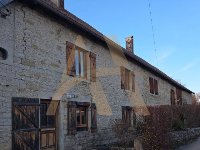Un ensemble immobilier composé de deux appartements et une g. 442m² Etalans