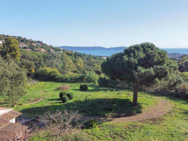 Un ensemble immobilier sur une parcelle d'environ 15 000 m². 105m² Cavalaire sur Mer