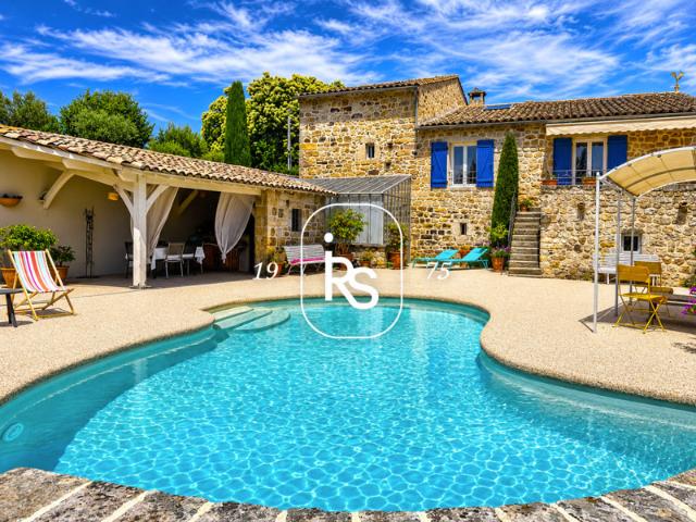 Un exceptionnel mas rénové de 196 m2 avec 1,6 ha de terrain