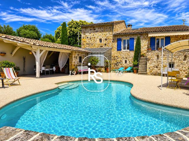 Un exceptionnel mas rénové de 196 m2 avec 1,6 ha de terrain. 196m² Joyeuse