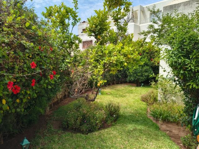 Un grand rez de jardin semi meublé à louer