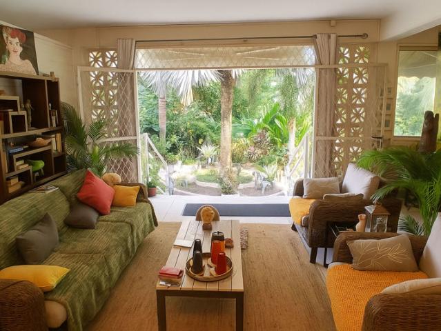 Un havre tropical avec rooftop: une maison unique !