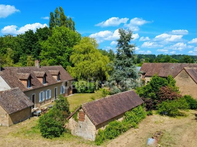 Un havre de paix au coeur de la nature: découvrez cette propriété pleine de charme aux possibilités infinies, sur près de 2 hectares, sans aucun vis à vis