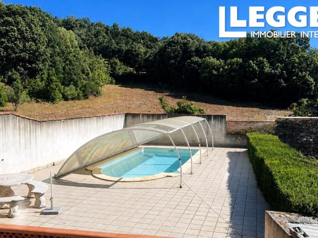 Un havre de paix: deux maisons communicantes, piscine, dépendances et 8 000 m² de paturage et bois