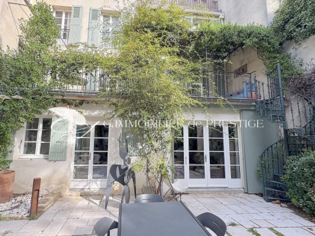 Un hôtel particulier avec jardin et piscine