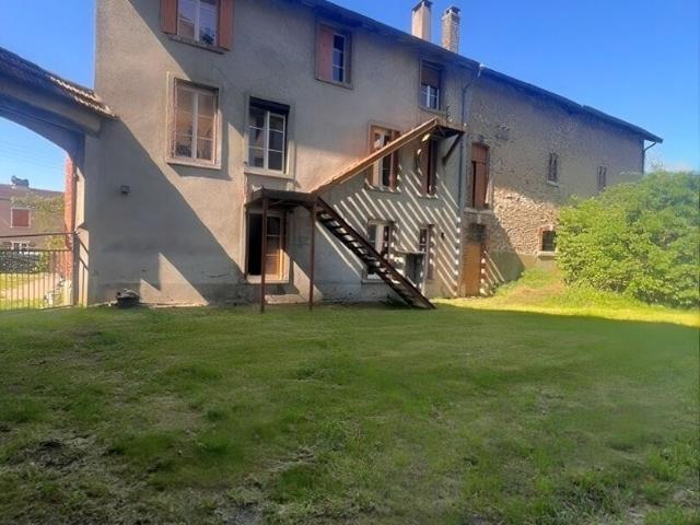 Un immeuble composé de 8 logements à Haroué