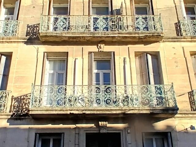 Un impressionnant manoir du XVIIIe siècle avec 8 chambres, 6 salles de bains, 6 cuisines, patio et cour, au cœur du village