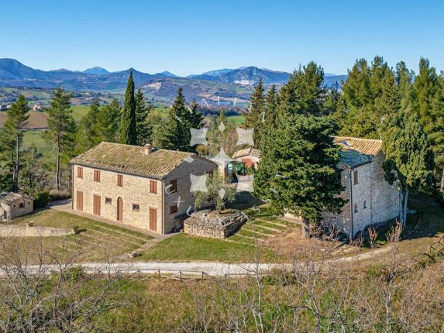 Un incantevole 10° secolo. Tenuta tra le dolci colline march. 495m² Cupramontana