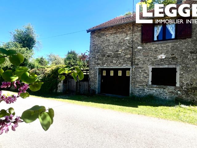 Un joli cottage en pierre avec quatre chambres et un jardin attenant offrant une vue agréable