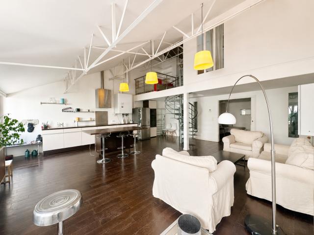 Un loft où espace, lumière et caractère se rencontrent…