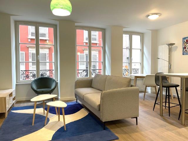 Un lumineux2 pièces meublé en état neuf – Cathédrale / rue des Hallebardes