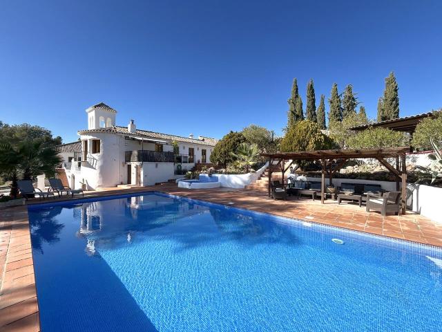 Un magnífico cortijo en un entorno glorioso con licencia turística, 14 habitaciones en una serie de apartamentos con carácter, gran piscina y hermosos jardines