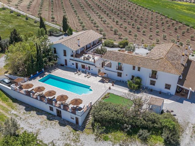 Un magnífico pequeño hotel con licencia que recientemente ha sido ampliamente ampliado y renovado con una especificación muy alta, y con una hermosa piscina
