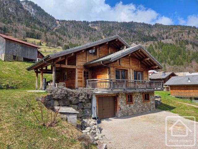 Un magnifique et spacieux chalet situé dans un joli village à proximité des domaines skiables