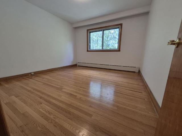 Un mois gratuit. Ville Saint Laurent: Grand duplex de 5 1/2 disponible à l'étage supérieur
