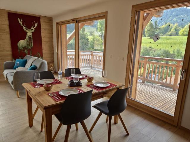 Un nouveau programme mixant appartements et chalets neufs, situé dans un cadre ensoleillé avec un arrêt ski bus à proximité