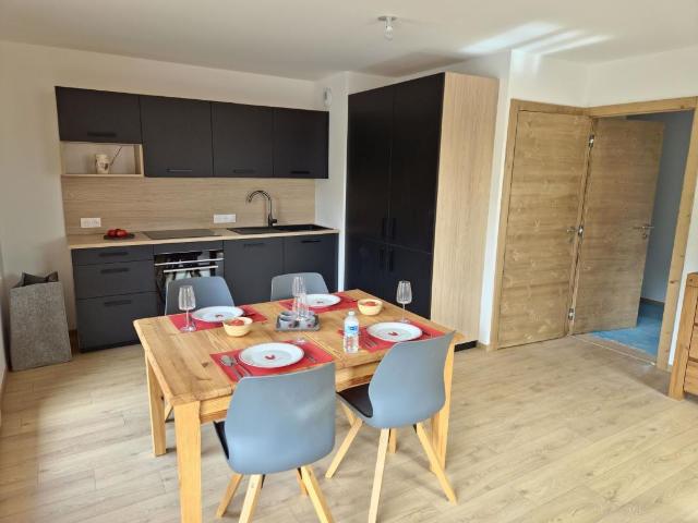 Un nouveau programme mixant appartements et chalets neufs, situé dans un cadre ensoleillé avec un arrêt ski bus à proximité