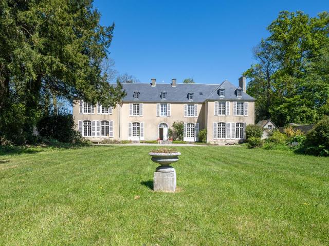Un petit château du XVIIIe siècle, sa maison annexe et son parc arboré