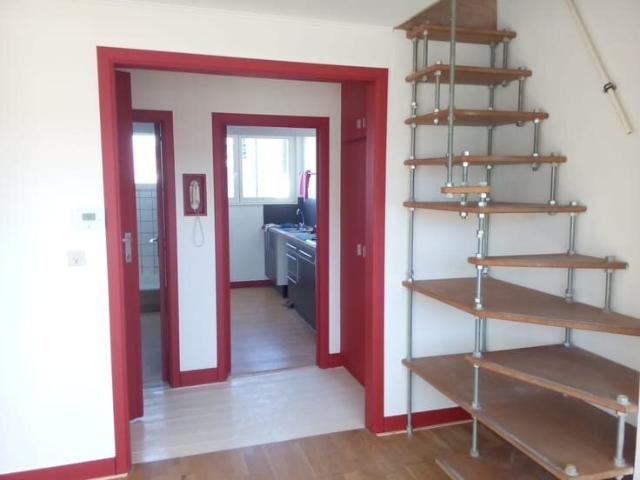 Un petit nid sur deux niveaux sous les toits!