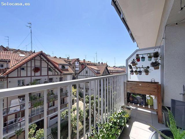 Un piso cuidado al detalle, con terraza y un edificio completamente renovado
