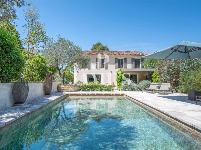 Un refuge confidentiel au pied des Alpilles 195m² Saint Etienne du Grès