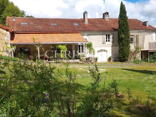 Un refuge de charme en pleine nature, sans aucun voisin 284m² Verteillac