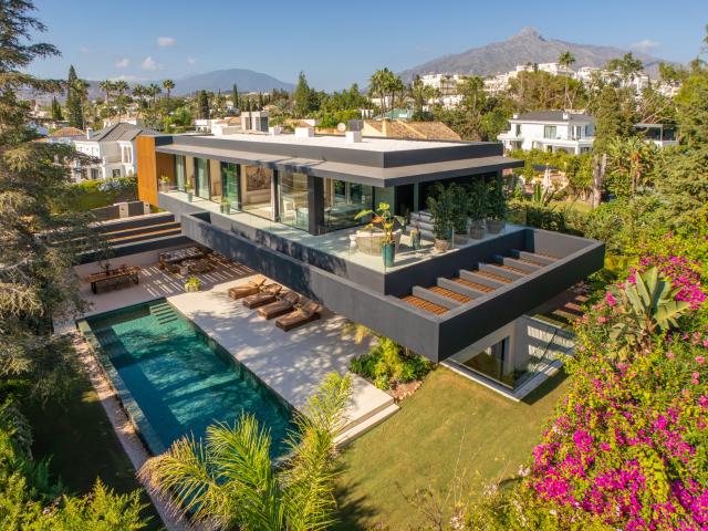 Un Refugio Moderno de Elegancia Mediterránea en Parcelas del Golf