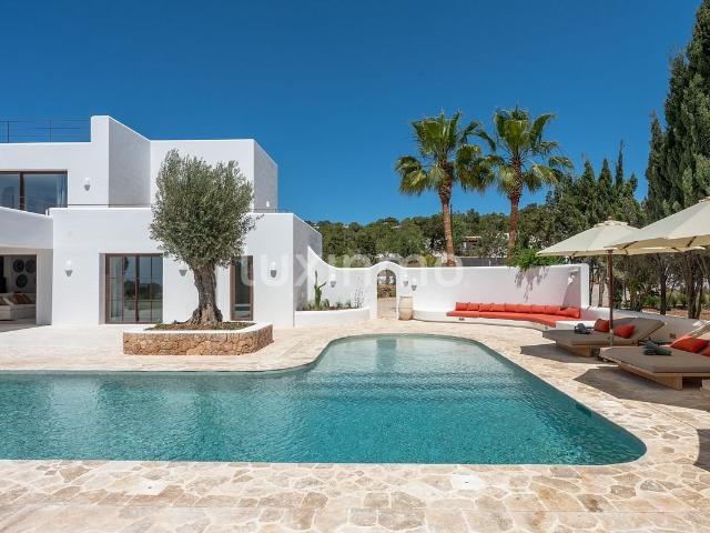 Un refugio bicencano donde el diseño orgánico se une a la vi. 327m² Sant Antoni de Portmany