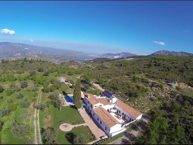 Un refugio / hotel con licencia fuera de la red en una ubicación remota y espectacular en las estribaciones de Sierra Nevada