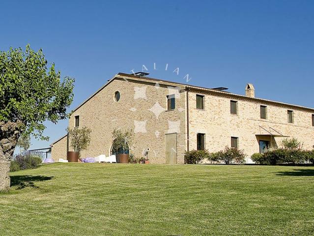 Un Rinnovato Boutique Hotel con Piscina tra le Colline delle. 1067m² Ripe