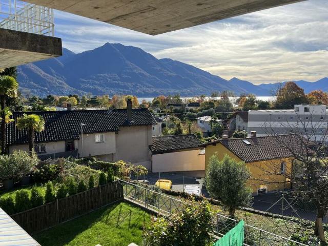 UN SOGNO CON VISTA SUL LAGO ED UN BEL GIARDINO
