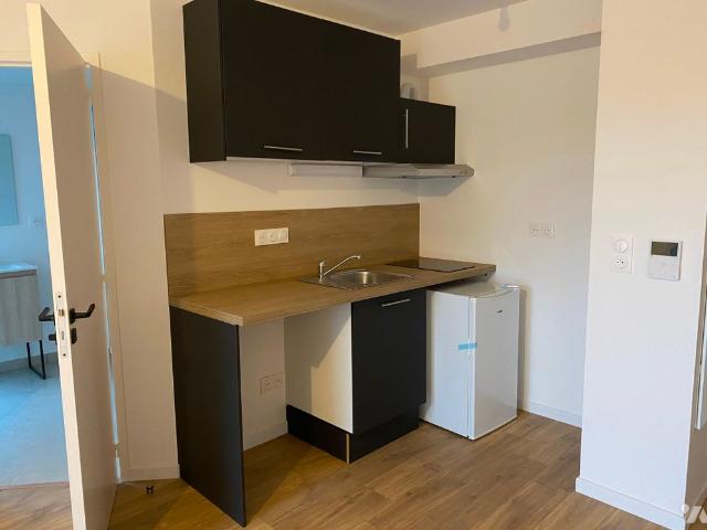 Un studio avec un balcon dans une copropriété sécurisée