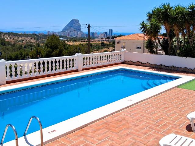 Una casa con 6 dormitorios, 2 salones, 2 cocinas, 2 plantas. 450m² Calpe Calp